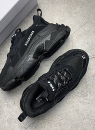 Кроссовки Balenciaga Triple S Black живое фото 2