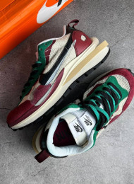 Кроссовки Nike Sacai Vaporwaffle Villain Red Neptune Green живое фото 2